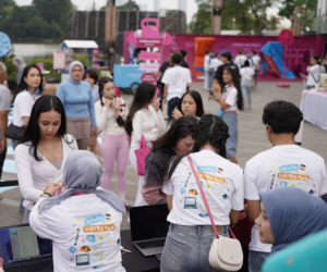 Registrasi peserta brand activation Tomo Kenko dengan area booth dan dekorasi pink outdoor