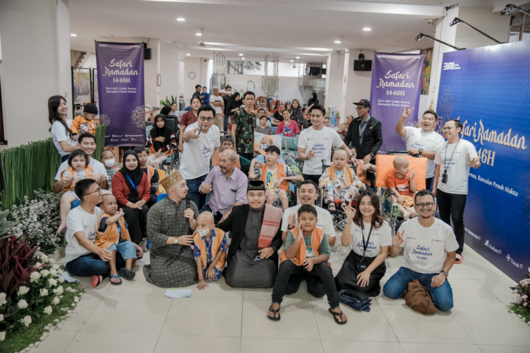 Foto bersama Safari Ramadan MIND ID 1446H di Yayasan Kasih Anak Kanker Indonesia