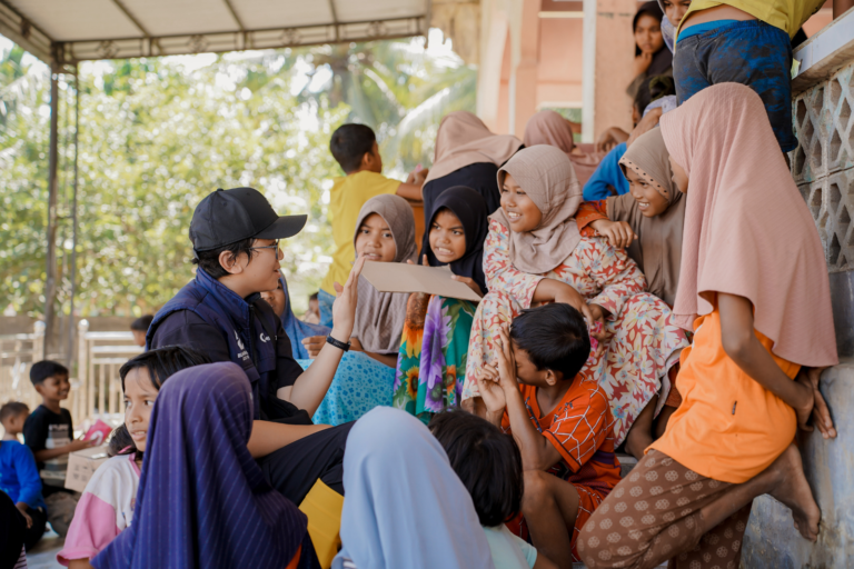 Relawan MIND ID mendampingi anak-anak korban banjir bandang di Lhokseumawe