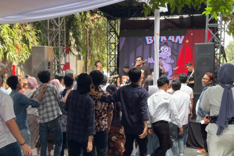 Penampilan live band dan penonton berjoget di perayaan HUT RI ke-80 outdoor