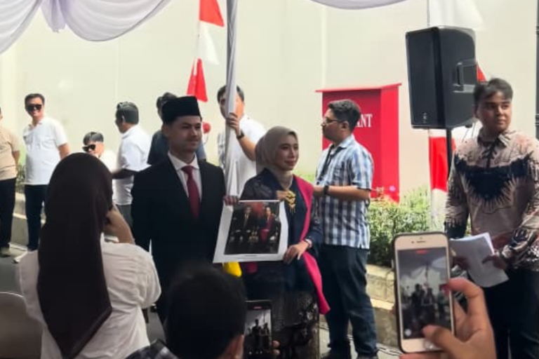 Penyerahan hadiah di acara 17 Agustus bernuansa merah putih