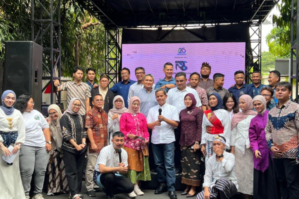 Foto bersama peserta berbusana batik dan kebaya di panggung HUT RI ke-80