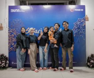 Kru event foto bersama di backdrop Safari Ramadan MIND ID dan BUMN Untuk Indonesia