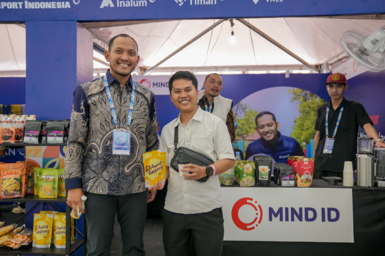 Pengunjung dengan produk UMKM di Booth Mindpreneur MIND ID