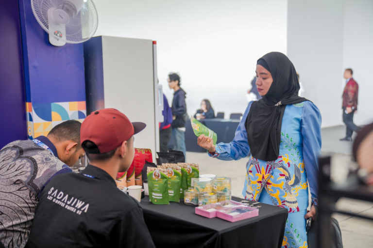 Pengunjung melihat produk Lada Putih Bangka di Booth Mindpreneur MIND ID