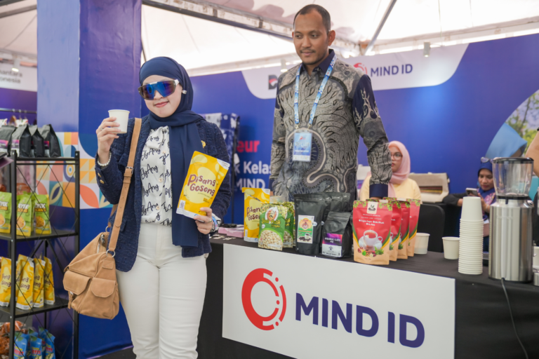 Pengunjung mencoba produk Pisang Gosong di meja display Booth MIND ID