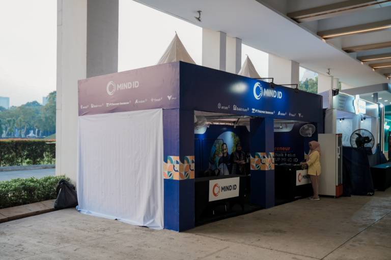 Booth pameran MIND ID dengan tenda kerucut dan fascia branding grup MIND ID