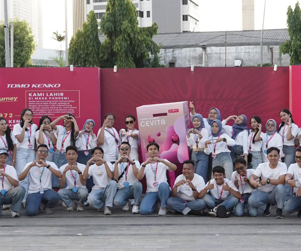 Foto bersama peserta brand activation Tomo Kenko Cevita dengan replika produk raksasa