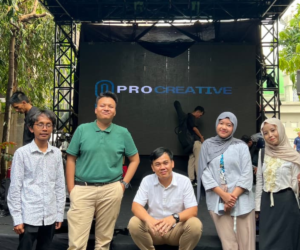 Tim Nine Pro Creative di depan panggung rigging dan LED screen untuk acara outdoor