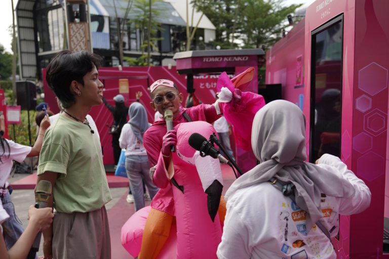 MC berkostum flamingo menghibur pengunjung peluncuran Cevita Tomo Kenko