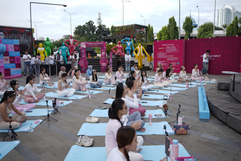 Sesi yoga komunitas di Cevita Launch Experience Spark Senayan Park Jakarta