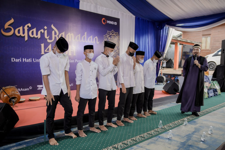 Santri di panggung tenda dekorasi Safari Ramadan MIND ID dengan sound system