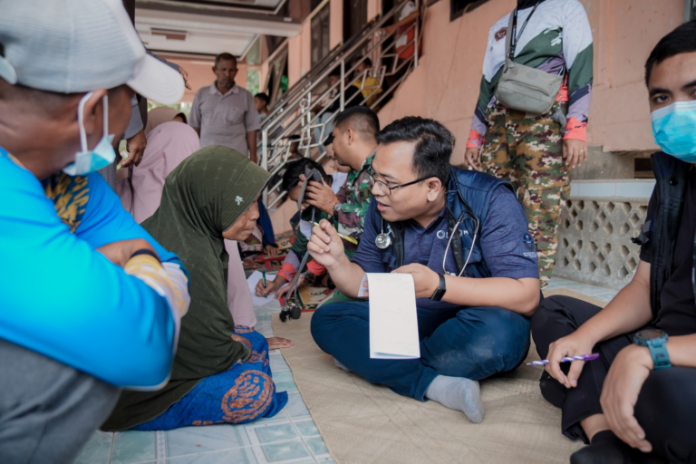 Layanan pemeriksaan kesehatan warga korban banjir bandang di Lhokseumawe oleh MIND ID