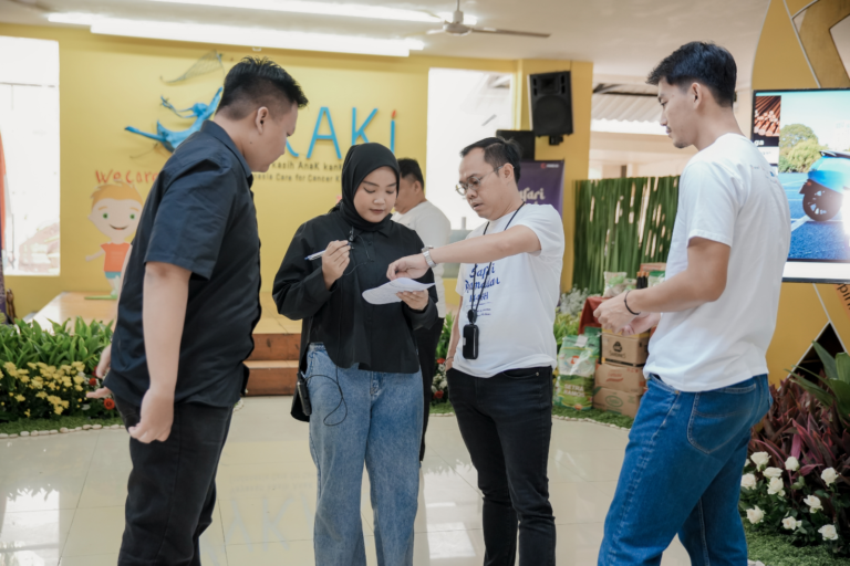 Kru event berkoordinasi sebelum acara Safari Ramadan MIND ID di YKAKI