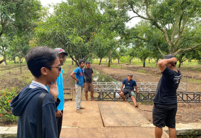 Kru Nine Pro Creative mempersiapkan rangka panggung di kebun mangga Desa Krasak Indramayu