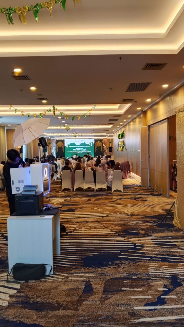 Photo booth cetak instan dan tamu di Halalbihalal RH Petrogas