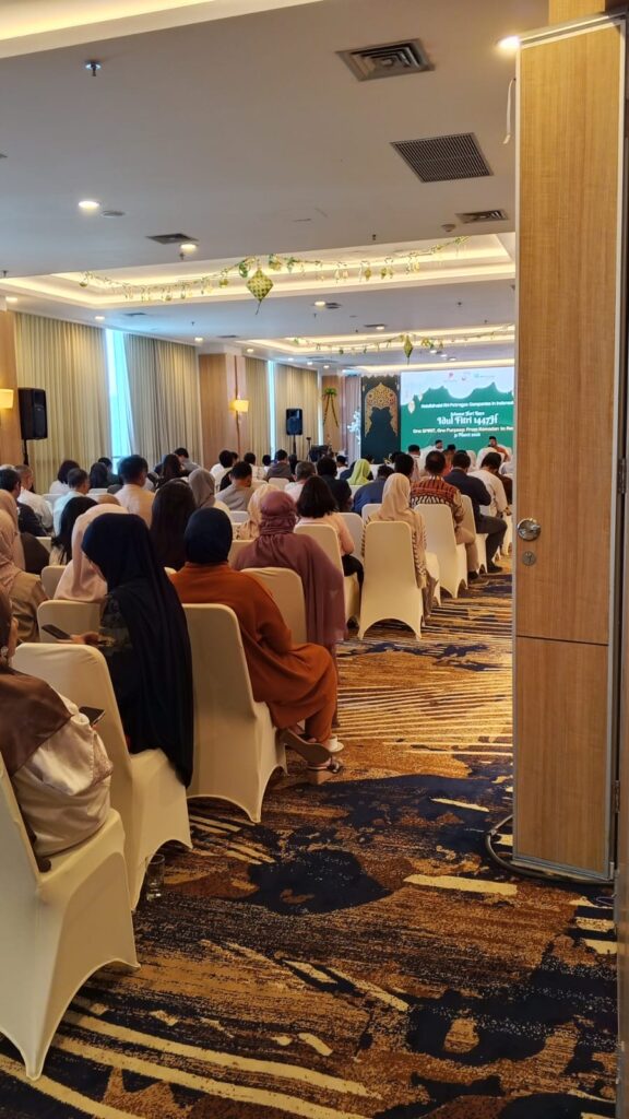 Tamu menghadiri Halalbihalal Idul Fitri 1447H RH Petrogas di ballroom hotel