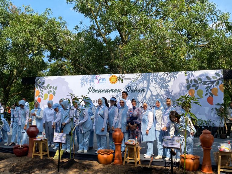 Foto bersama acara penanaman pohon Kementerian Pertanian di kebun mangga Indramayu